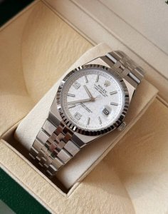 Gentlemanly Style! Rolex's new Land-Dweller 40Mm watch is now available. Officia