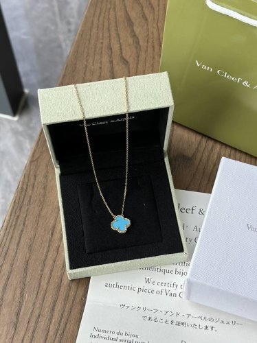 Van Cleef & Arpels' New V Gold Rose Gold Necklace! Van Cleef & Arpels' Brilliant
