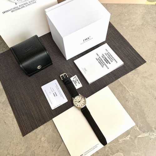 Exclusive first release! The Iw327012 watch case and strap are crafted from 316