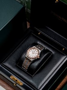 Gold and silver are the same price Audemars Piguet Royal Oak series 67651Or lad