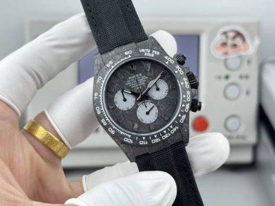 Tw+ Daytona series carbon fiber luminous case custom edition. This watch is not