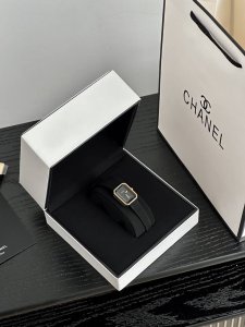 Black and Gold Sugar Cube Women's Quartz Watch, size 2025mm, is equipped with an
