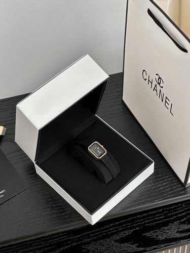 Black and Gold Sugar Cube Women's Quartz Watch, size 2025mm, is equipped with an