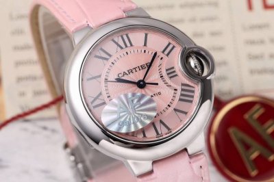 Cartier 33mm Blue Balloon Series watch DDD. The case diameter is 33mm, identical