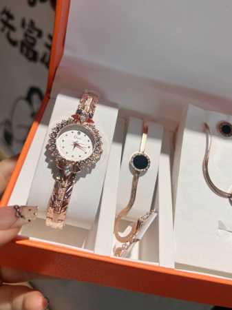 Dior Gift Set: Elegance, Romance, and Artistic Style. Includes: Quartz Women's - Click Image to Close