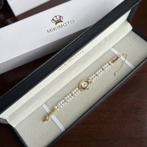 Mikmoto Pearl Watch! A mother-of-pearl dial exudes Japanese romance! This is def