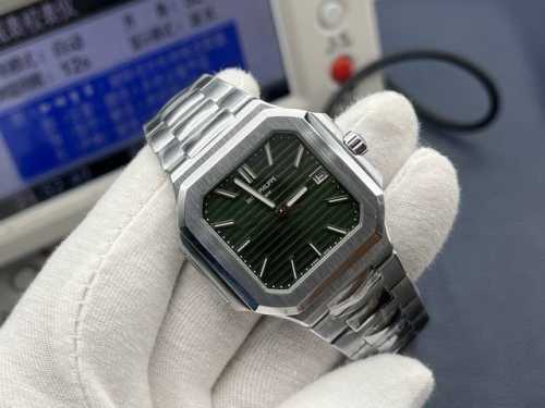 silhouette conceals exquisite proportions. Unlike traditional round watches, the