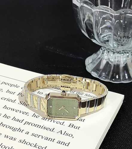 In the sweltering summer, outfits really need to feel cool! And green is my ulti