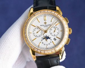 Patek Philippe with white and gold diamonds makes a stunning debut! The 41mm cas