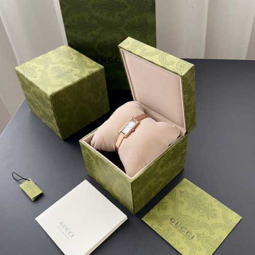 gg This is a vintage Gucci Vintage 1500L bracelet watch with a white case and ro