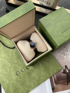 Gucci quartz women's watch. Original Swiss movement, sapphire mirror, diamond pa
