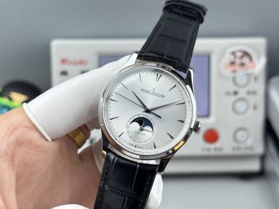 Jaeger-LeCoultre Master Moon Phase Dress Watch for Men Q1368420. Case diameter