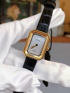 Lv Bracelet Blooming Strass Lv Bracelet looks back to the gorgeous prints of the