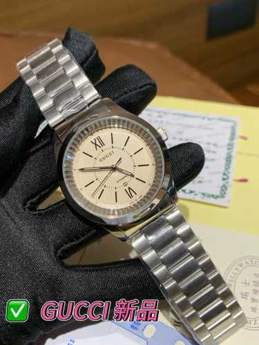 Rose gold, oh my goodness! This 2025 Gucci watch features a stunning beaded dial