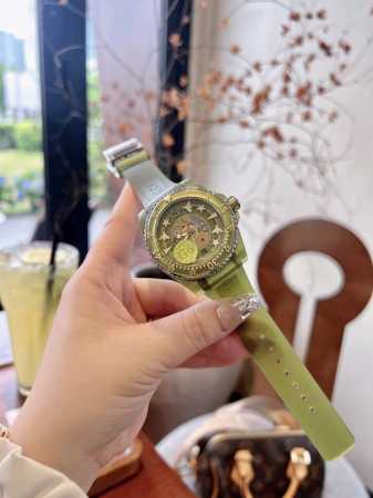 New Gucci Dive watch, inspired by diving watches, with elements like bees and s - Click Image to Close