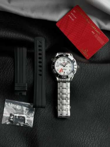 The new Seamaster 300m V4 version is upgraded with the Omega 8800 integrated mov