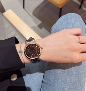 2025 latest full diamond luxury Gucci bracelet. The ceiling of the bracelet is s