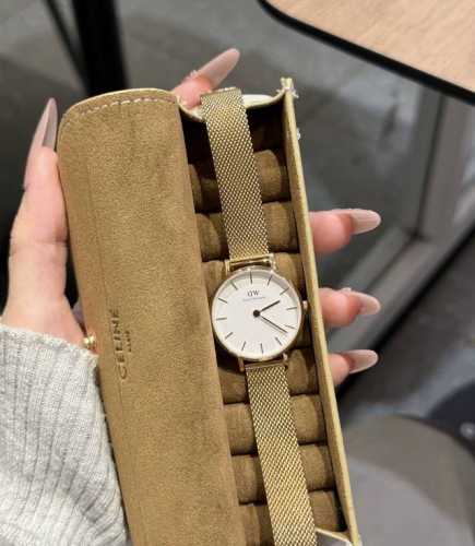 I was amazed by the actual Dw watch! The white dial and gold strap are such a pe