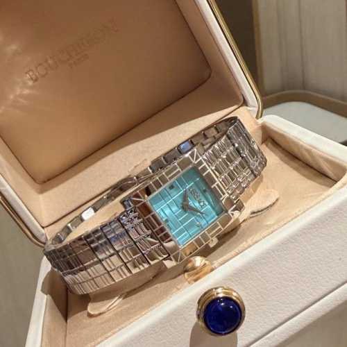 Gold Versace Mosaic series, Versace's 2025 Fall/Winter new collection draws ins