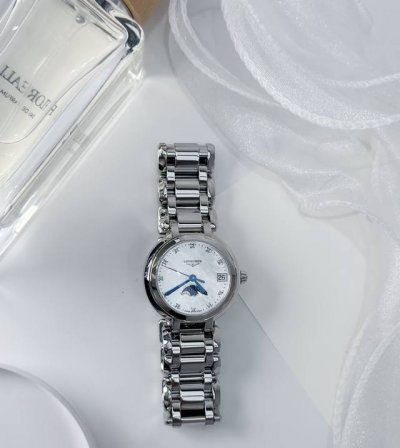 This Longines La Mer Moon Phase watch perfectly embodies the gentle and romanti