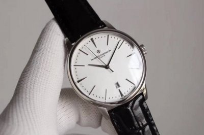 Vacheron Constantin 1. The watch with a diameter of 40 mm is made of rose gold c