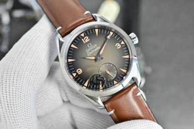 Three-hand watch, leather strap-steel bracelet Two-and-a-half-hand watch, leath