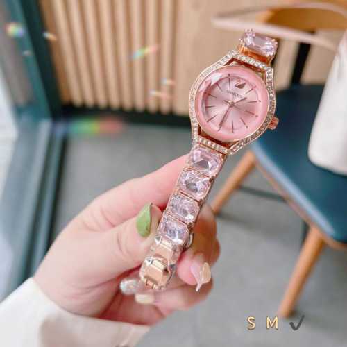 Swarovski women's watch, dazzling! This square Swarovski women's watch with a la