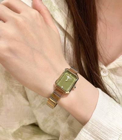 A rich heiress's watch! The gentle matcha green is so flattering! A huge thumbs