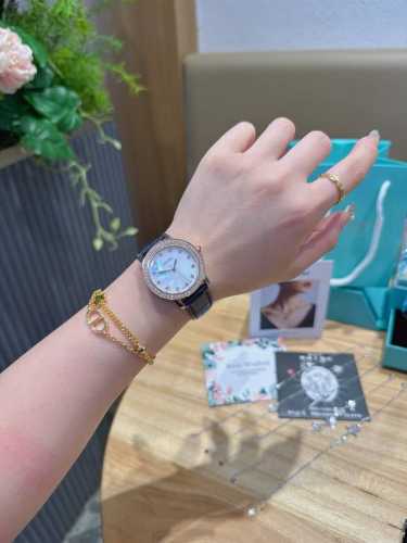 Pre-Order The Gift Box First~ Gold And White Are Both Priced At 850 Per Set. Cho