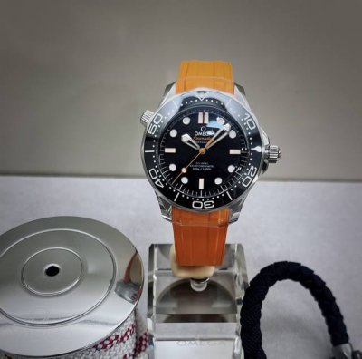 The latest Omega Seamaster Mitsubishi! The new model has arrived! Orange is the
