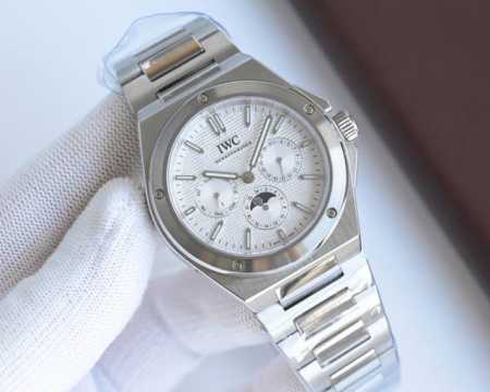IWC's new Ingenieur series pays homage to Gerald Zun's classic design! The 1 mov - Click Image to Close