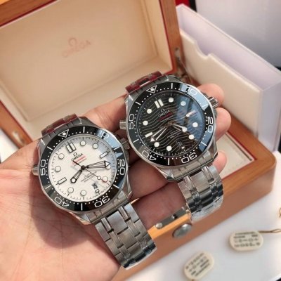 Seamaster Planet Ocean M Co-Axial Master Chronometer 42mm Diving Watch. Top-of-t