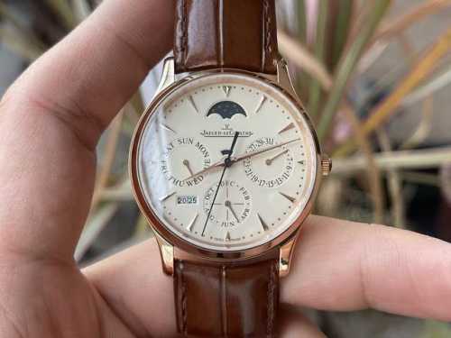 Actual shot: The same watch as Marvel's Doctor Strange, the overall design is as