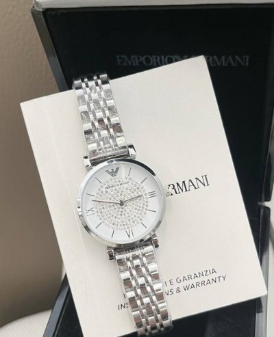 Armani Gypsophila is a must-have for every girl! The little diamonds inside are