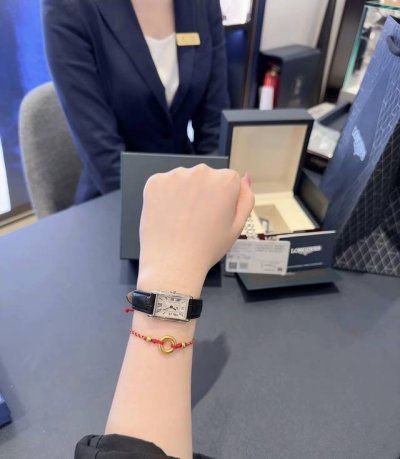 What I love most about this Longines DolceVita is its rectangular case! The 23*3