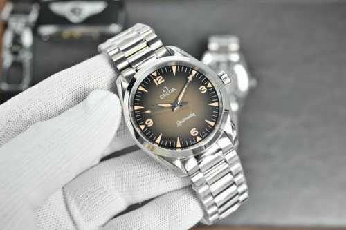 Three hands, leather strap-steel bracelet Two and a half hands, leather strap-s