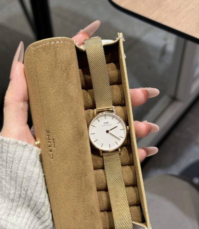 I was amazed by the actual Dw watch! The white dial and gold strap are such a pe