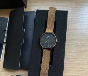 The Chinese meaning of DW watches is "Wait for me." Why don't DW watches have a