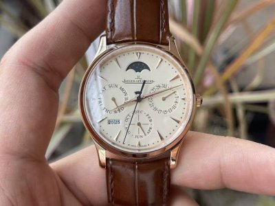 Actual shot: The same watch as Marvel's Doctor Strange, the overall design is as