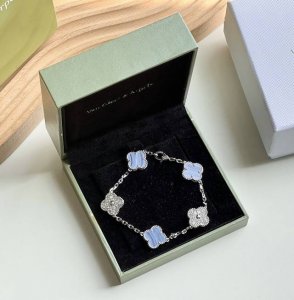 Van Cleef & Arpels' "5-Flower Purple Chalcedony Bracelet" Is Very Elegant. The H