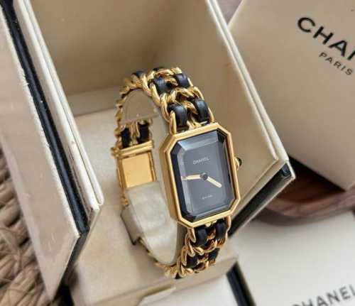 Chanel Black and Gold Sugar Cube Watch, vintage model, complete set. Condition: