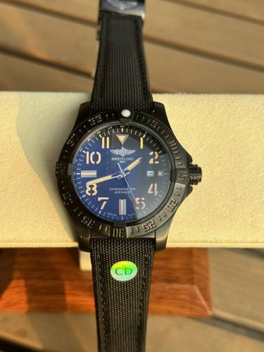 1856138FFF. Actual shot of the Breitling classic Avenger Blackbird. It has a res