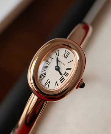 A truly special creation! The Cartier "Bathtub" gold bracelet watch! Designed in - Click Image to Close