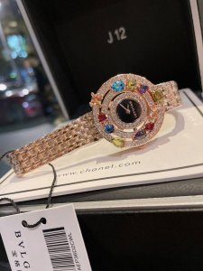 , boldly and ingeniously combines dazzling colored gemstones, showcasing Bvlgari