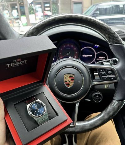 Super Player's blue dial is truly classic, paired with the iconic square chocola