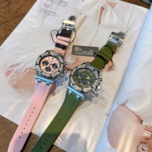 The popular Audemars Piguet Royal Oak series has a new color scheme
