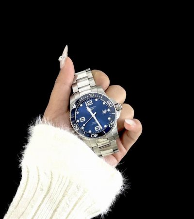 a super luminous watch, is a star product synced with the official website. The