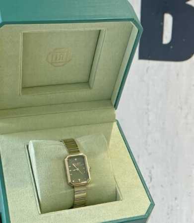 This Lolarose sugar cube green watch is very soft and suits all skin tones. The - Click Image to Close