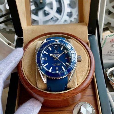 White Gold 490Omega Omega Seamaster Series. This classic and tough timepiece co