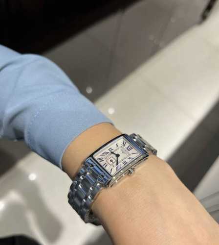 The Longines DolceVita Medium size is suitable for almost any wrist size! The c